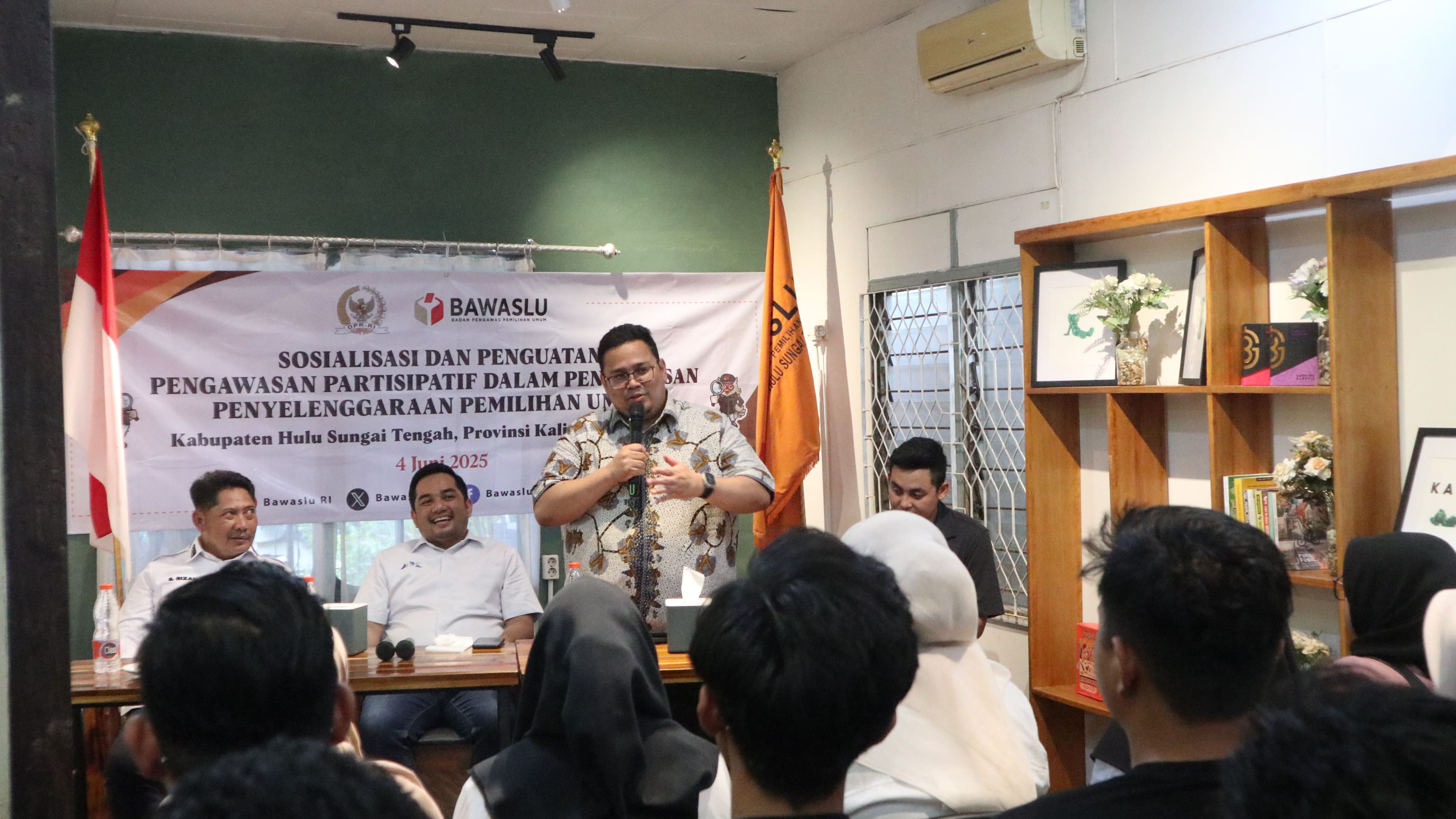 Ketua Bawaslu Rahmat Bagja saat menjadi narasumber di Forum Dialog Kepemiluan yang Digelar di Kabupaten Hulu Sungai Tengah, Provinsi Kalimantan Selatan