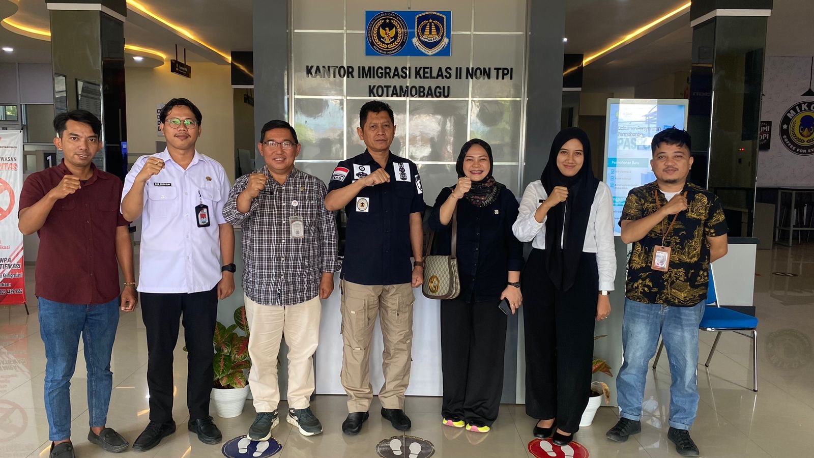 Foto Bersama KPU Kotamobagu dan Imigrasi Kotamobagu