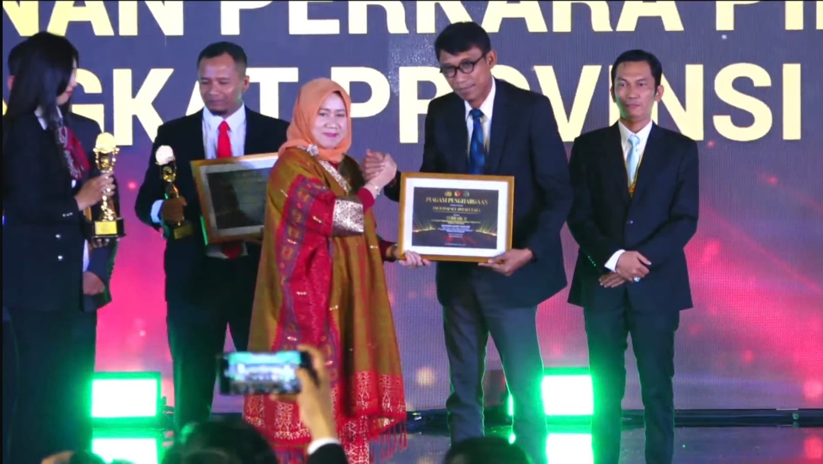 Foto Penyerahan Penghargaan dari Bawaslu RI kepada Bawaslu Sulut