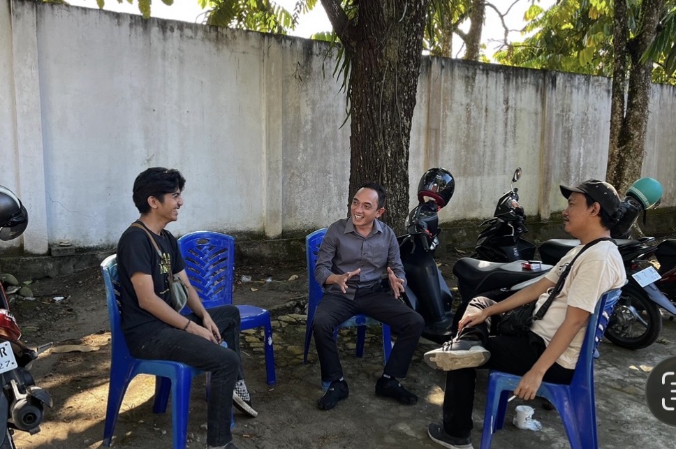 Diskusi Demokrasi Santai di Halaman Kantor Bawaslu