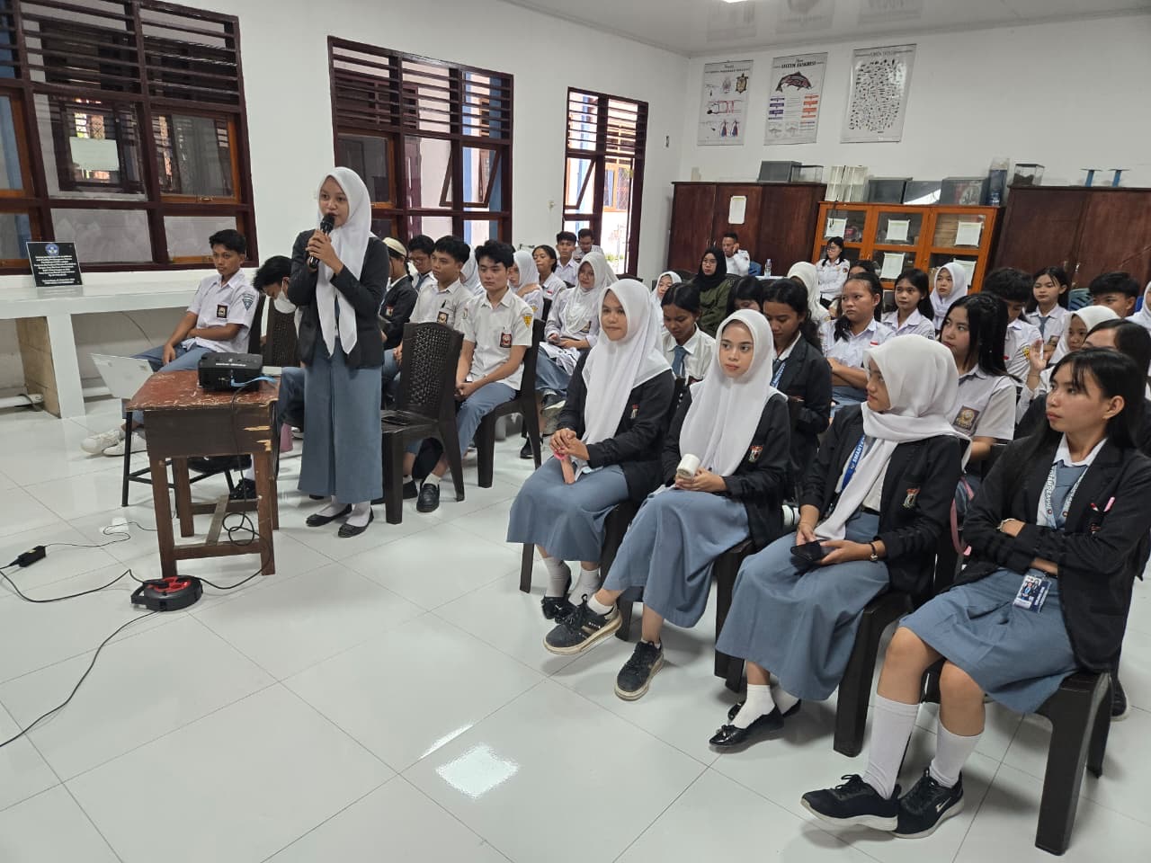 Megrisa saat menjawab pertanyaan Pemateri
