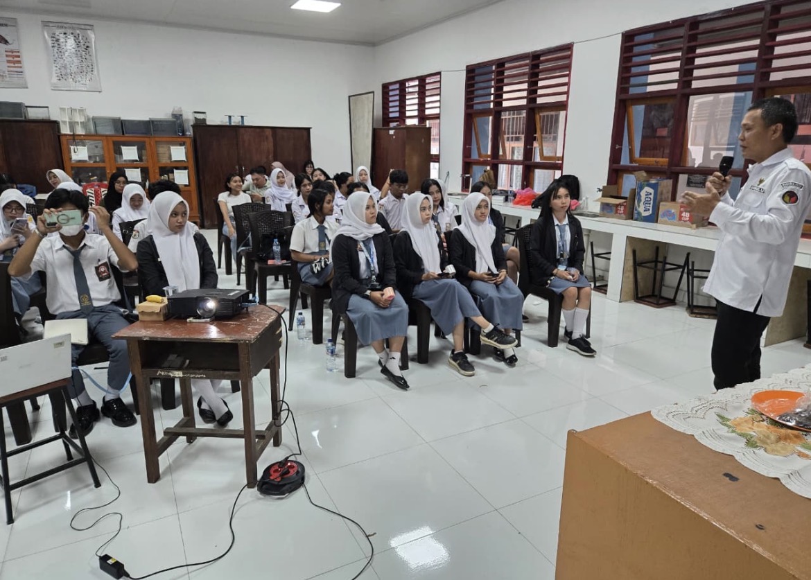 Yulianus Pelealu saat membawakan materi kepada peserta P2P