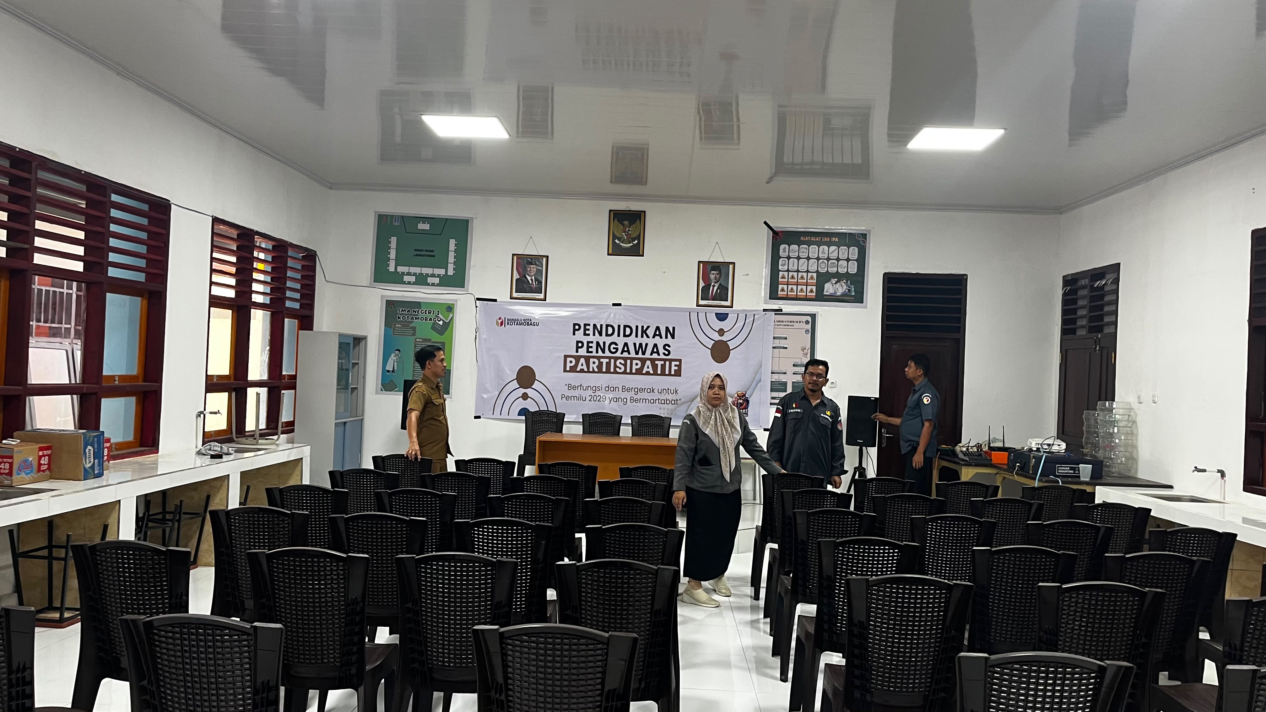 Persiapan Ruangan Tatap Muka Pendidikan Pengawas Partisipatif di SMAN 1 Kotamobagu