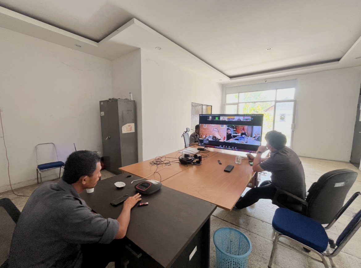 Rapat zoom diikuti di kantor Bawaslu Kotamobagu oleh Korsek