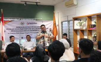Ketua Bawaslu Rahmat Bagja saat menjadi narasumber di Forum Dialog Kepemiluan yang Digelar di Kabupaten Hulu Sungai Tengah, Provinsi Kalimantan Selatan