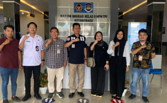 Foto Bersama KPU Kotamobagu dan Imigrasi Kotamobagu