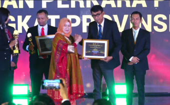 Foto Penyerahan Penghargaan dari Bawaslu RI kepada Bawaslu Sulut