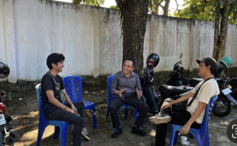 Diskusi Demokrasi Santai di Halaman Kantor Bawaslu